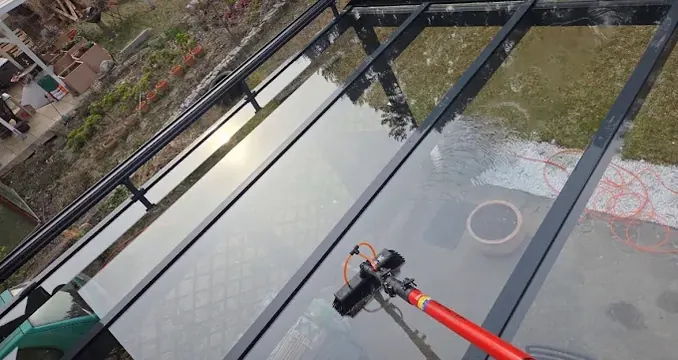 Glasdachreinigung Berlin von oben mit Reinwassertechnik, Fensterputzer Berlin
